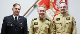 Zdjęcie pamiątkowe (od lewej) nowy dyrektor Biura Bezpieczeństwa Informacji, komendant główny PSP oraz zastępca dyrektora BBI. W tle sztandar Komendy Głównej Państwowej Straży Pożarnej