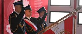 Poczet sztandarowy prezentuje sztandar komendy powiatowej państwowej straży pożarnej w wodzisławiu śląskim