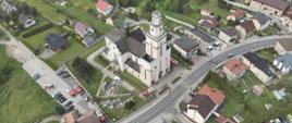 Widok kościoła z lotu ptaka nagrany z drona
