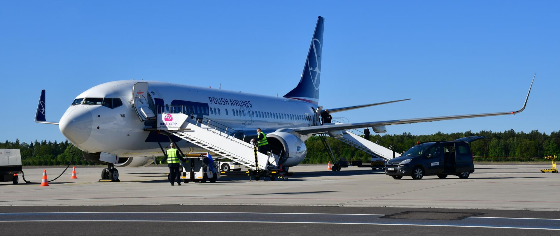 Samolot LOT na lotnisku w Szczecinie Goleniowie
