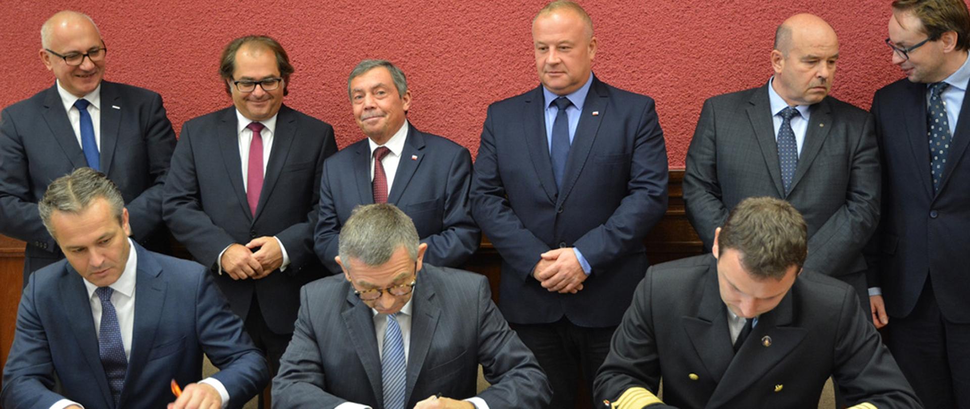 Podpisanie umowy na pogłębienie toru wodnego Świnoujście-Szczecin