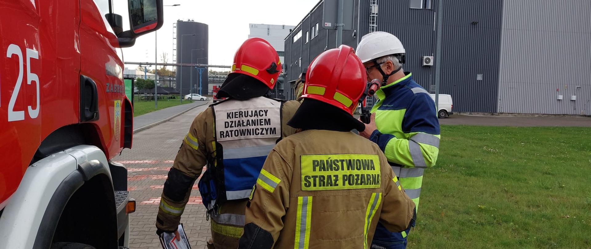 Dowódca Państwowej Straży Pożarnej przeprowadza rozpoznanie z kierownikiem Fortum Silesia SA. 