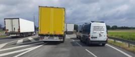 Oznakowane dwa furgony mazowieckiej Inspekcji Transportu Drogowego i stojące w punkcie kontrolnym ciężarówki przewożące odpady.