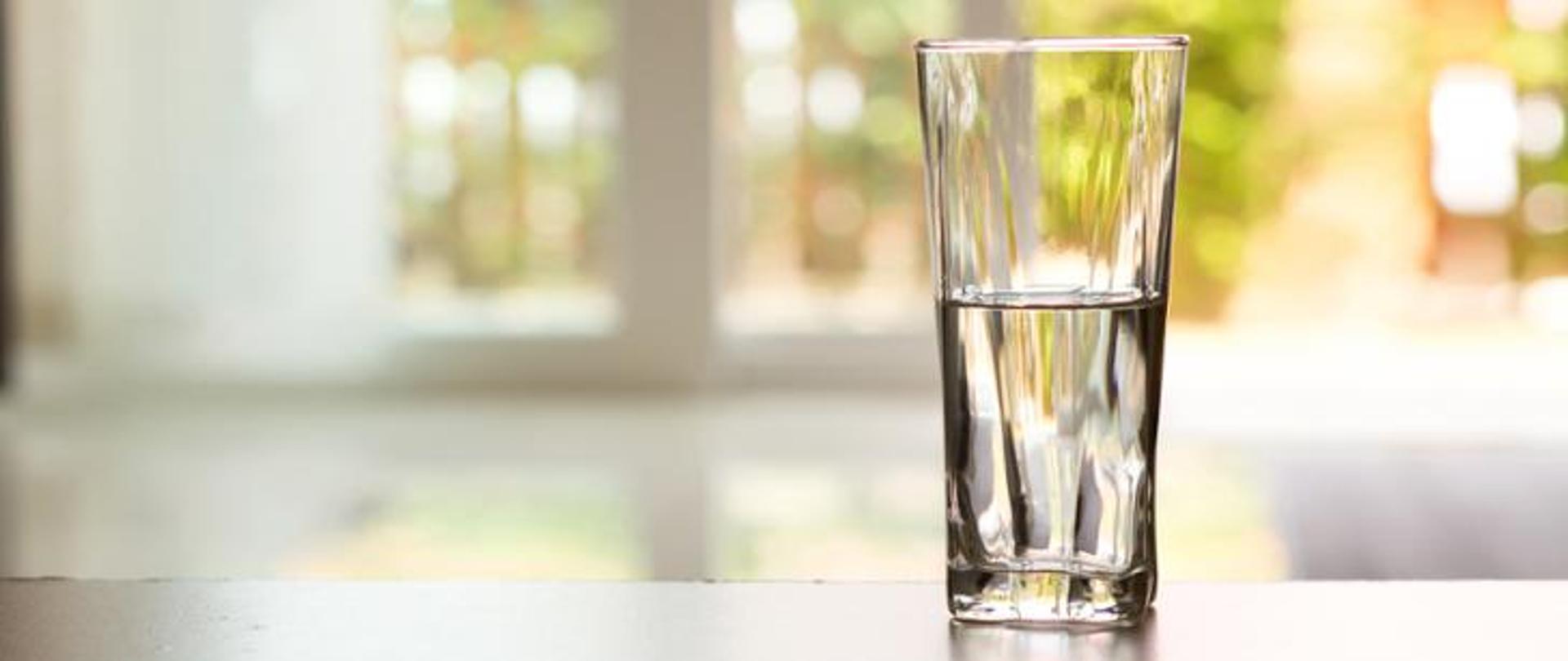 Szklanka z wodą stojąca na stole