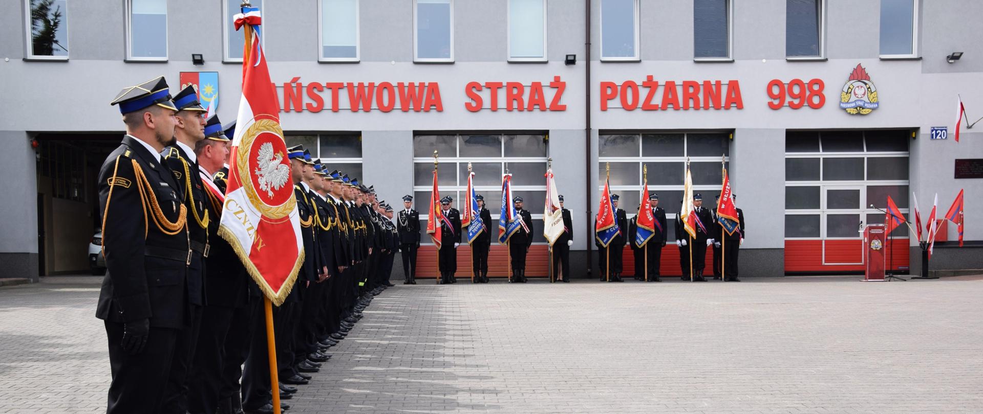 Pododdziały Państwowej i Ochotniczych Straży Pożarnych oraz Poczty Sztandarowe przed Budynkiem KP PSP Mińsk Mazowiecki, oczekiwanie na rozpoczęcie uroczystości

