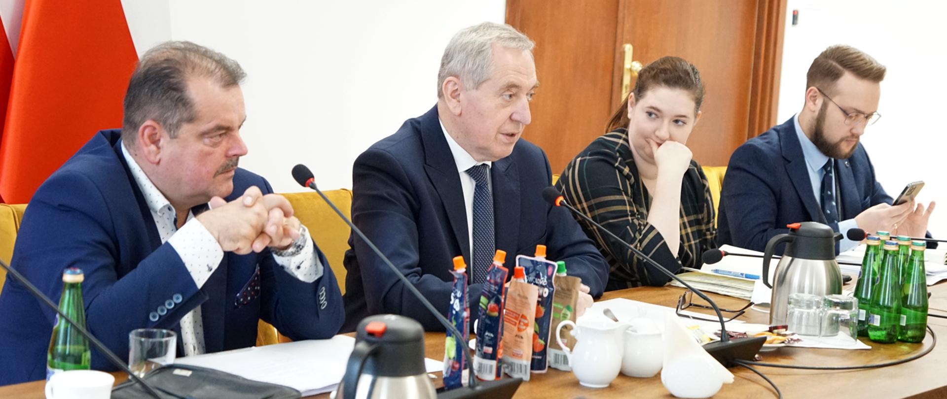 Przewodniczący Sławomir Izdebski, wicepremier Henryk Kowalczyk oraz sekretarz stanu Anna Gembicka, siedzący przy stole prezydialnym
