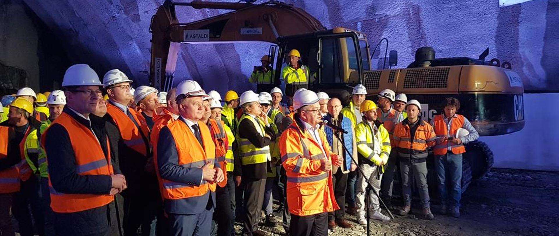 Minister infrastruktury A. Adamczyk wziął udział w briefingu w nowym tunelu pod górą Luboń Mały