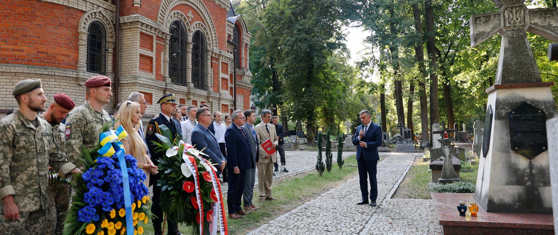 Wojewoda lubelski Lech Sprawka przemawia na cmentarzu podczas lubelskich obchodach 32. rocznicy Niepodległości Ukrainy.
