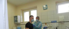 Nowo przyjęty do służby funkcjonariusz podczas akcji szczepień służb mundurowych z powiatu kluczborskiego.
