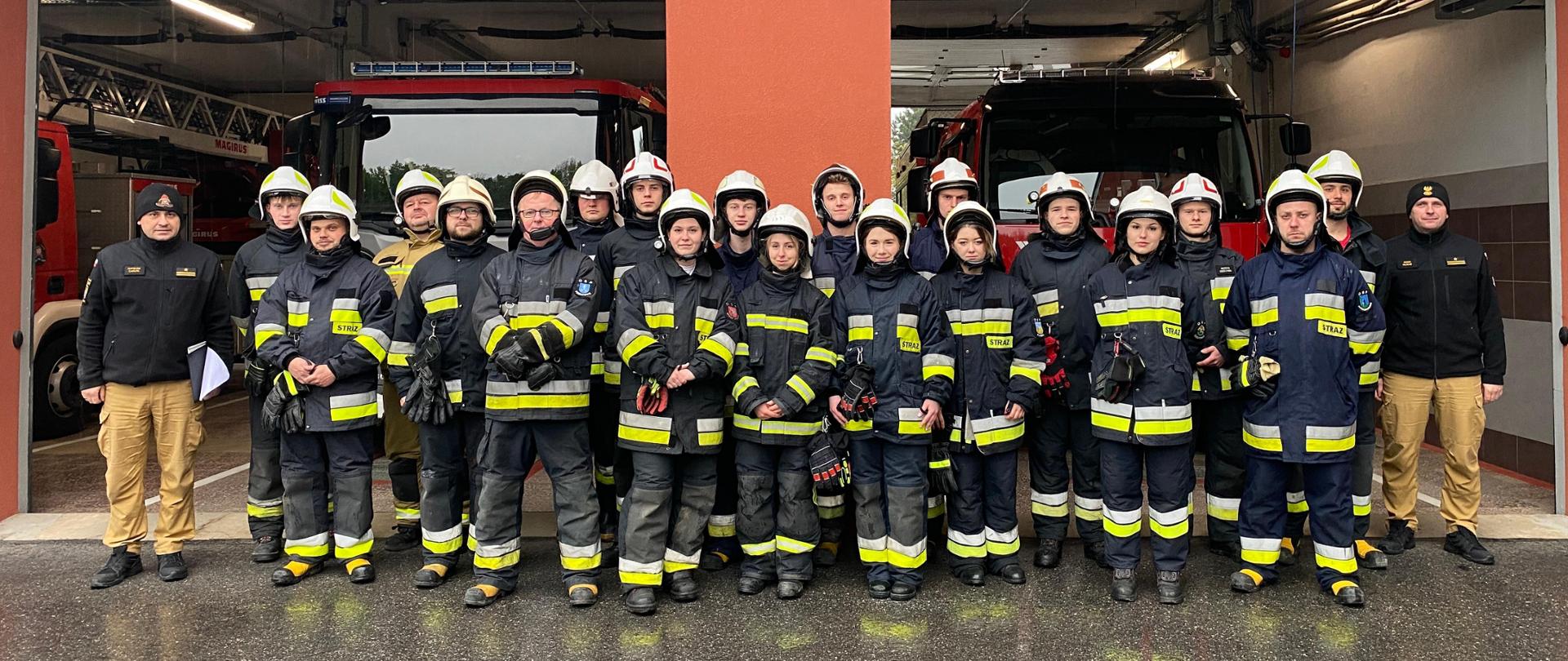 Absolwenci szkolenia podstawowego strażaka ratownika OSP wraz z komisją egzaminacyjną