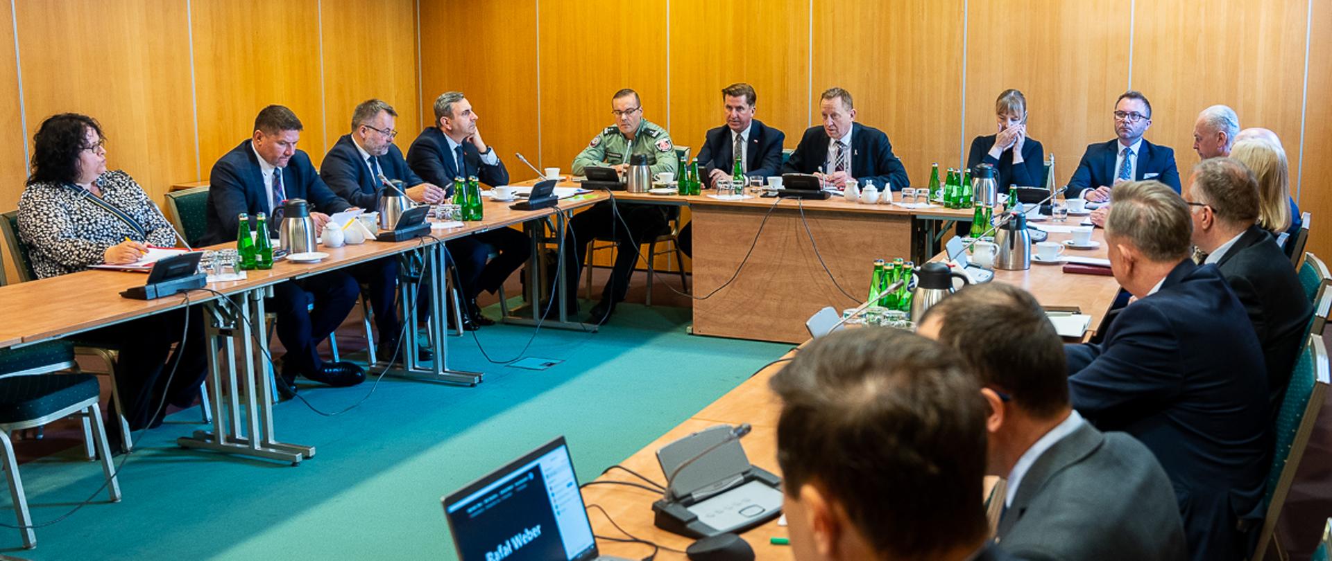 Minister Robert Telus wraz z zebranymi podczas spotkania online z ministrem polityki rolnej i żywności Ukrainy Mykołą Solskim