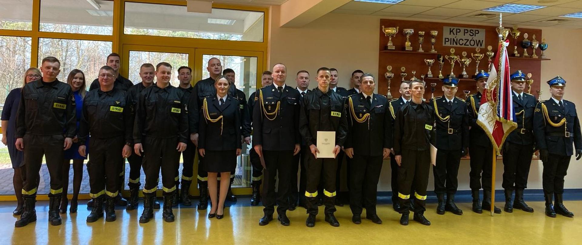 Strażacy KP PSP w Pińczowie podczas uroczystości ślubowania