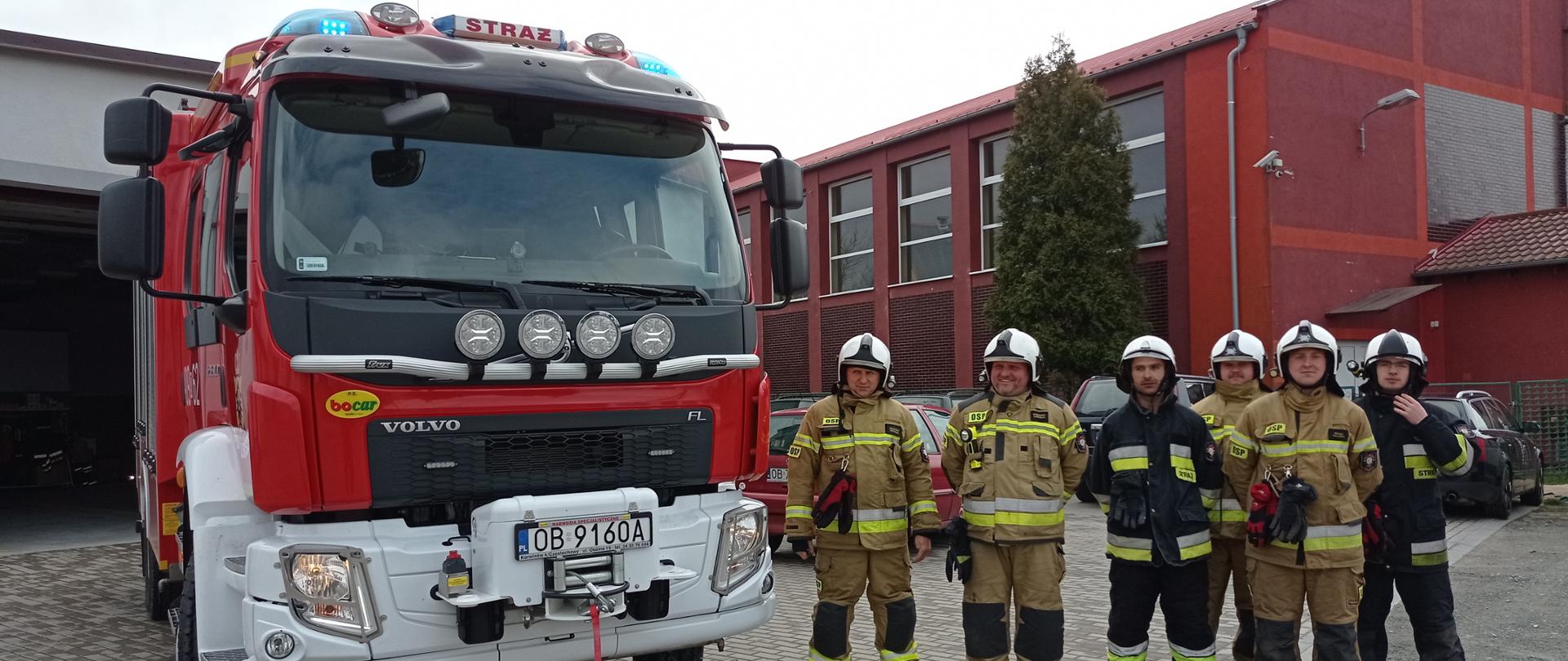 Inspekcje gotowości operacyjnej jednostek ochrony przeciwpożarowej z terenu powiatu brzeskiego - zdjęcie przedstawia strażaków podczas inspekcji obok ustawiony jest samochód gaśniczy