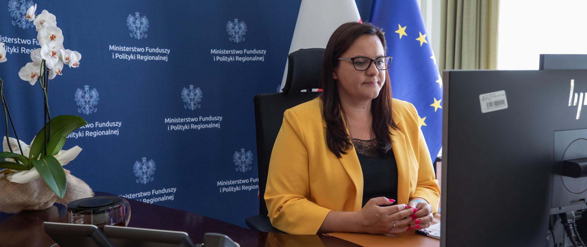 wiceminister Małgorzata Jarosińska-Jedynak przed komputerem uczestniczy w spotkaniu online