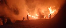Działania gaśnicze podczas pożaru stodoły w miejscowości Żłobin