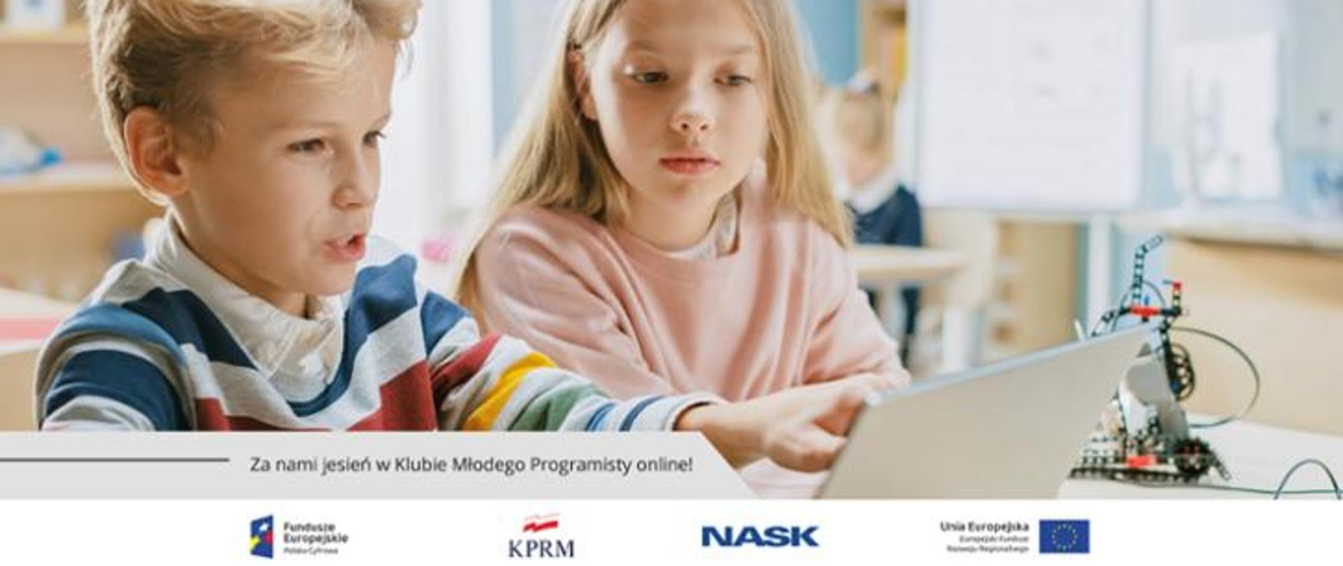 Dwójka dzieci bawi się tabletem, w tle widać robota i klasę. U dołu znajduje się pasek logotypów: Europejskie Fundusze Polska Cyfrowa, Kancelaria Prezesa Rady Ministrów,, NASK i Unia Europejska Europejski Fundusz Rozwoju Regionalnego. 