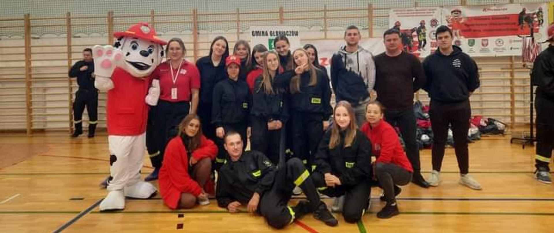 Dziewczęta z MDP OSP Nieciecz wicemistrzyniami Mazowsza! - na sali gimnastycznej wspólne zdjęcie