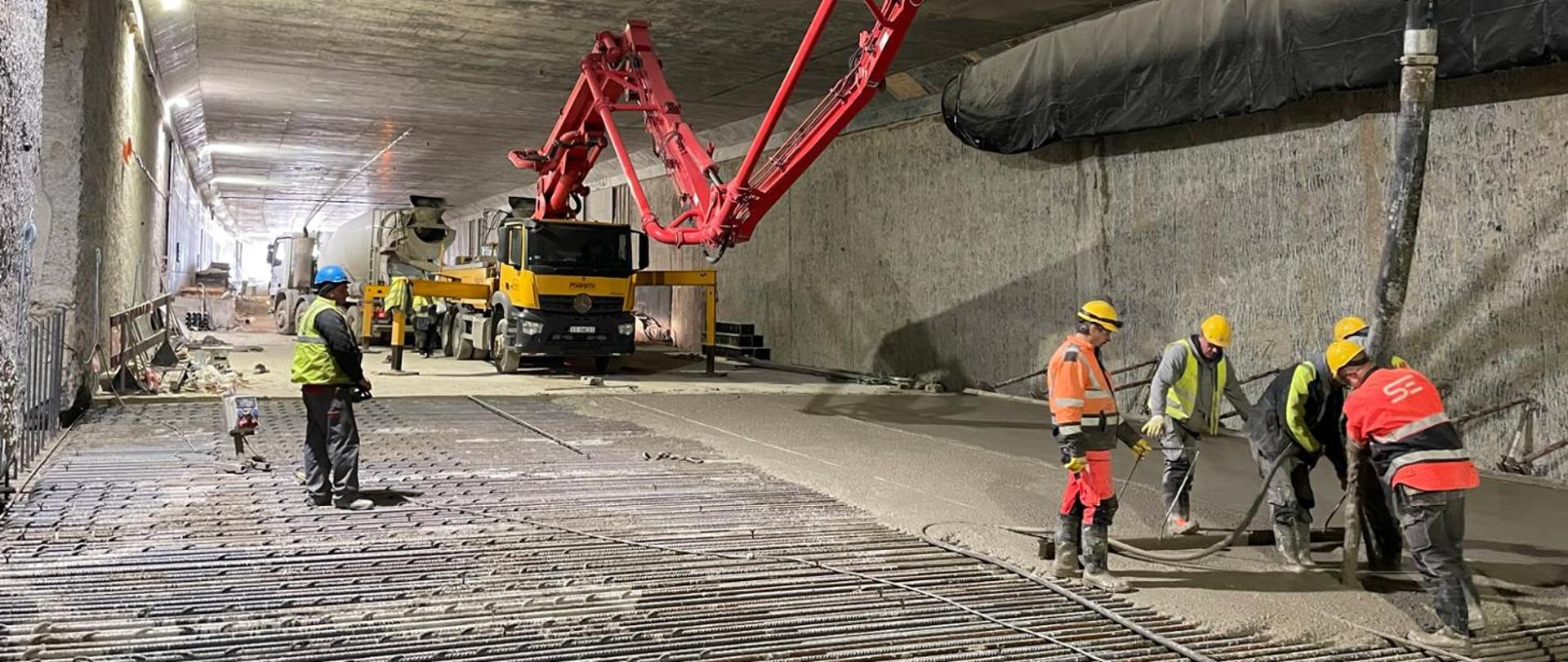 S52 tunel pod Zielonkami betonowanie dna tunelu, na drugim planie pompa betonu, za nią betoniarka