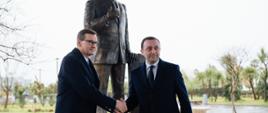 Premier Mateusz Morawiecki z Premierem Gruzji Iraklim Garibashvilim odsłonili pomnik świętej pamięci Prezydenta RP Lecha Kaczyńskiego w Batumi.