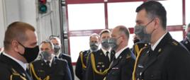 Komendant Miejski PSP w Łodzi gratuluje strażakowi zdobycia dyplomu Komendanta Głównego