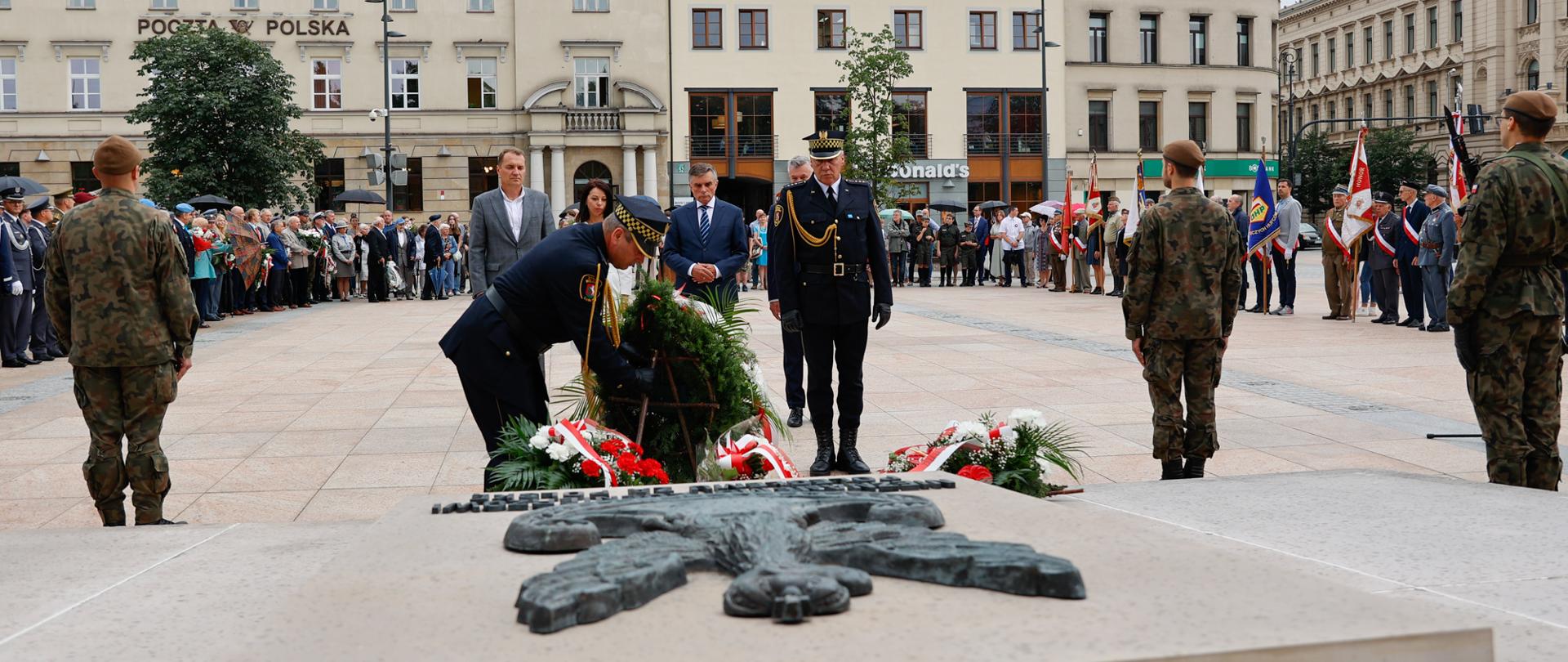 Wojewoda lubelski Lech Sprawka składa kwiaty przed pomnikiem nieznanego żołnierza w Lublinie.