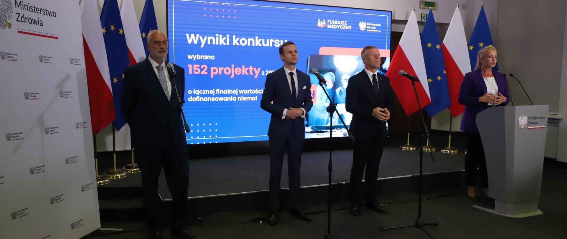 Na zdjęciu minister Katarzyna Sójka, wiceminister Marcin Martyniak, prof. Piotr Czauderna i przedstawiciel Kancelarii Prezydenta RP RP Piotr Ćwik.