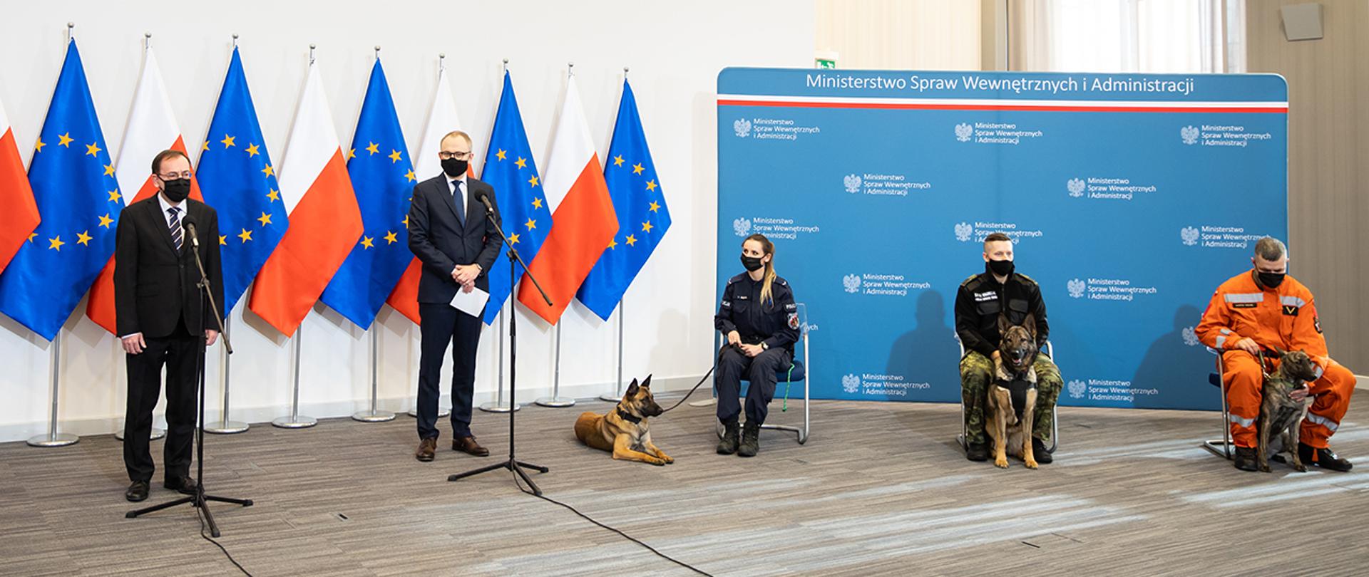 Na zdjęciu: minister Mariusz Kamiński, wiceminister Błażej Poboży oraz opiekunowie psów służbowych z podopiecznymi