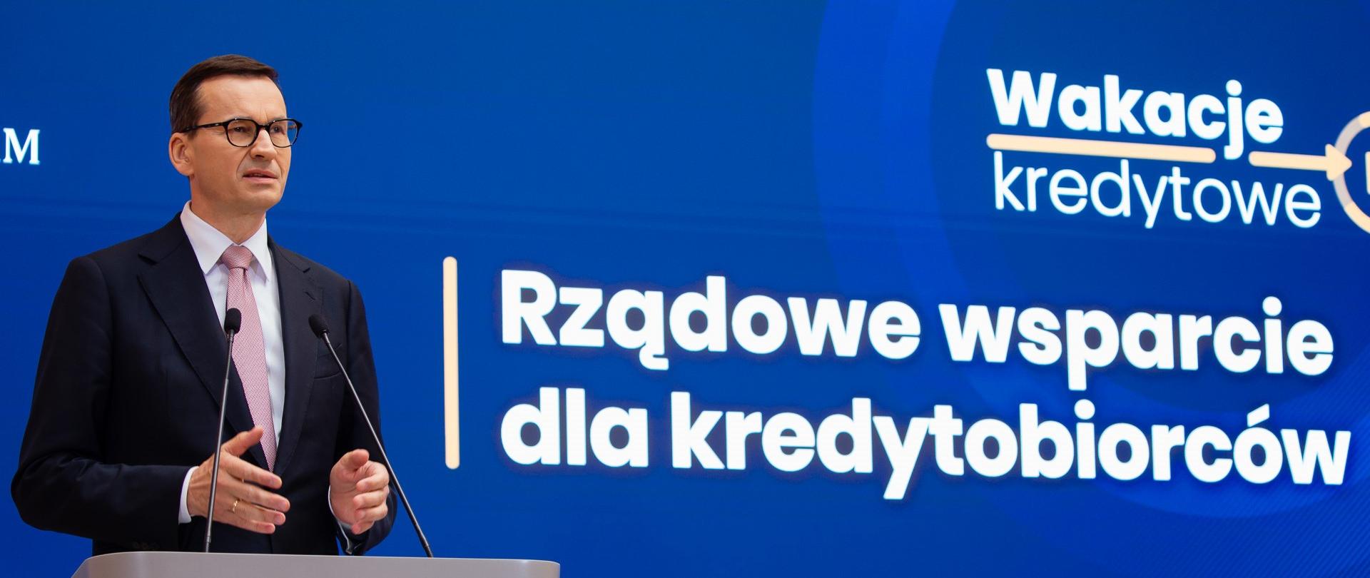 Premier Mateusz Morawiecki podczas konferencji prasowej.