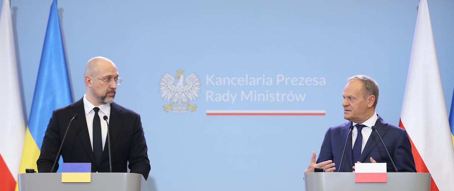 Premier Donald Tusk podczas spotkania z mediami.