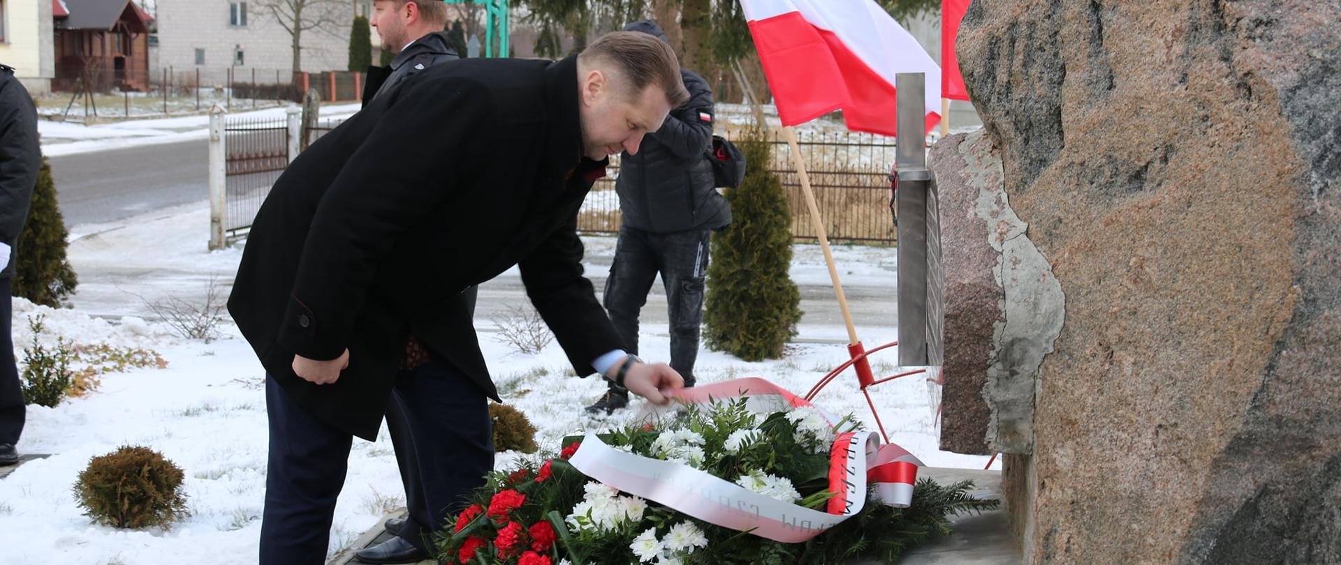 Minister Przemysław Czarnek uczcił pamięć Powstańców Styczniowych, minister Przemysław Czarnek składa wieniec pod pomnikiem w Tucznej.
