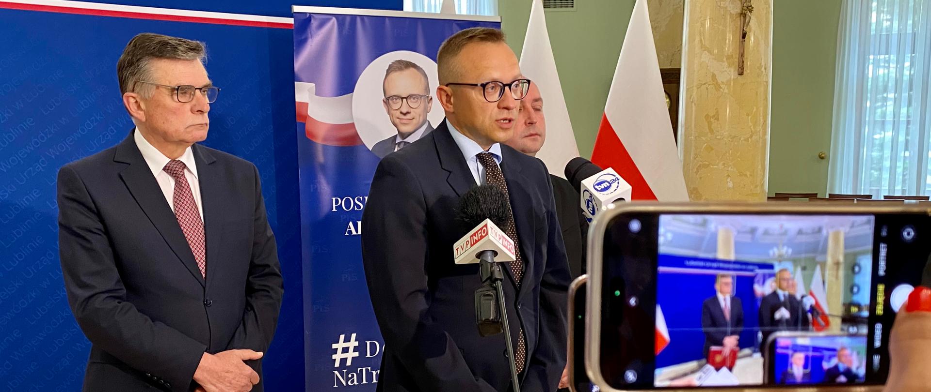 Konferencja prasowa ministra Artura Sobonia, wojewody lubelskiego Lecha Sprawki i radnego Piotra Bresia.