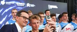 Premier Mateusz Morawiecki podczas wspólnego zdjęcia ze sportowcami w ramach ogłoszenia miast - gospodarzy Finałów Mistrzostw Świata w Piłce Siatkowej Mężczyzn 2022