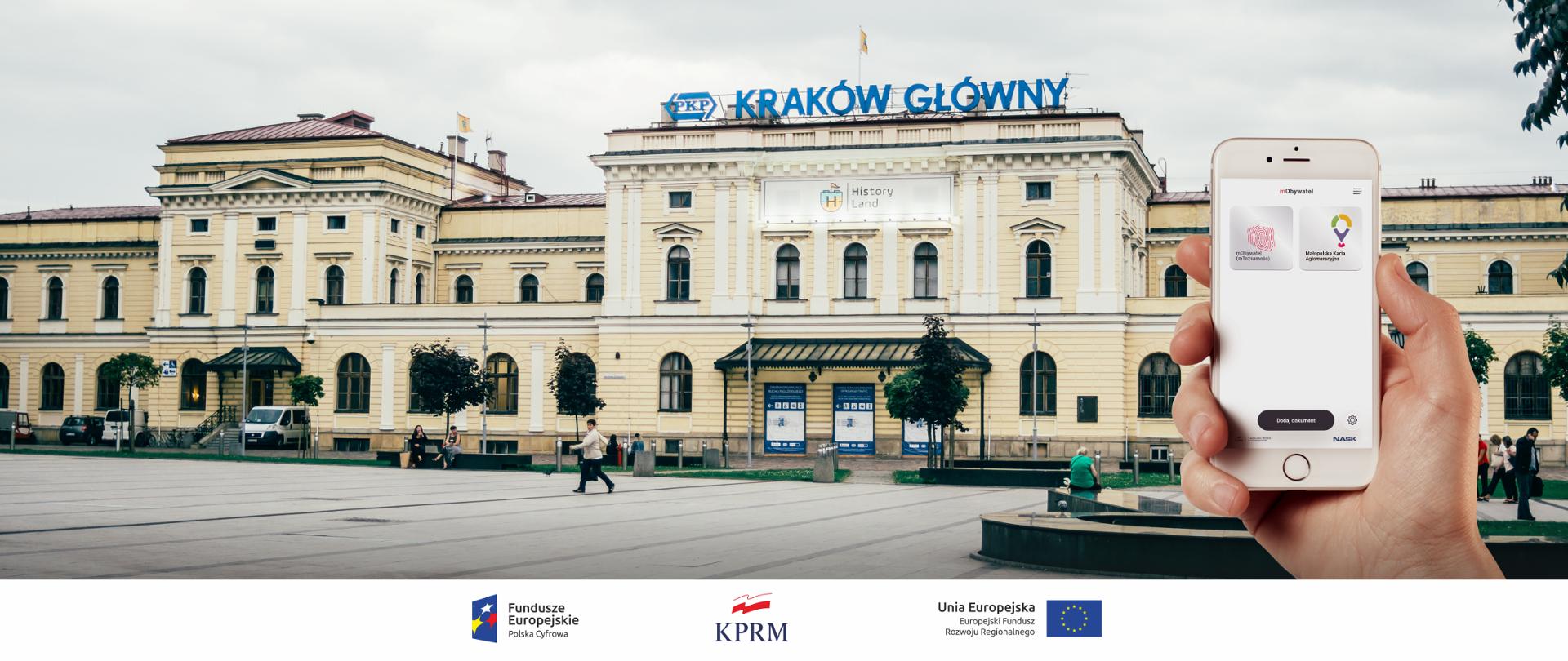 Zdjęcie budynku Dworca Głównego w Krakowie. Z prawej strony, na pierwszym planie - dłoń trzymająca smartfon. Na ekranie urządzenia wyświetla się aplikacja mObywatel, a w niej Małopolska Karta Aglomeracyjna.