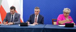 Wojewoda lubelski podpisuje umowę na realizację zadań remontowych dróg powiatowych i gminnych z RFRD w 2023 r.