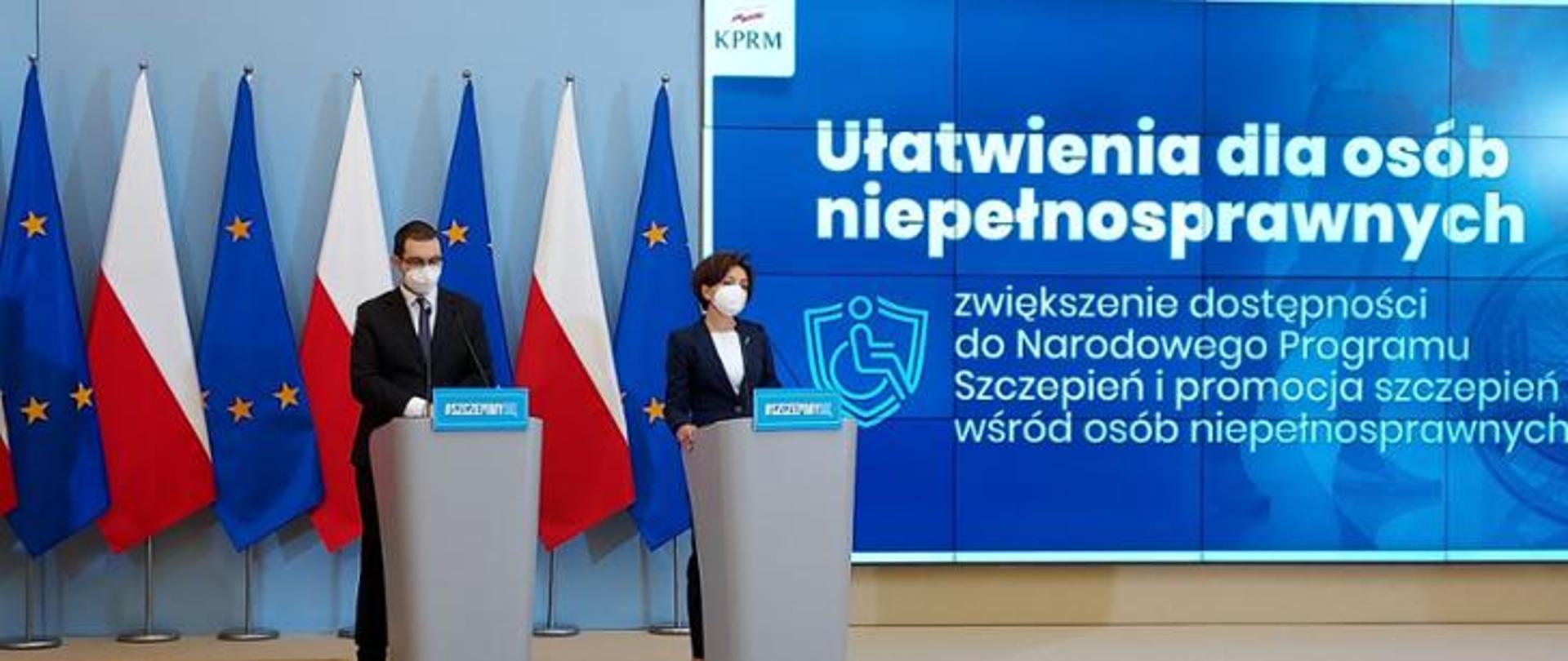 Konferencja prasowa. Za mównicami stoją dwie osoby. Tło stanowią stojące flagi Polski i UE oraz niebieski baner z napisem Ułatwienia dla osób niepełnosprawnych. Zwiększenie dostępności do Narodowego Programu Szczepień i promocja szczepień wśród osób niepełnosprawnych