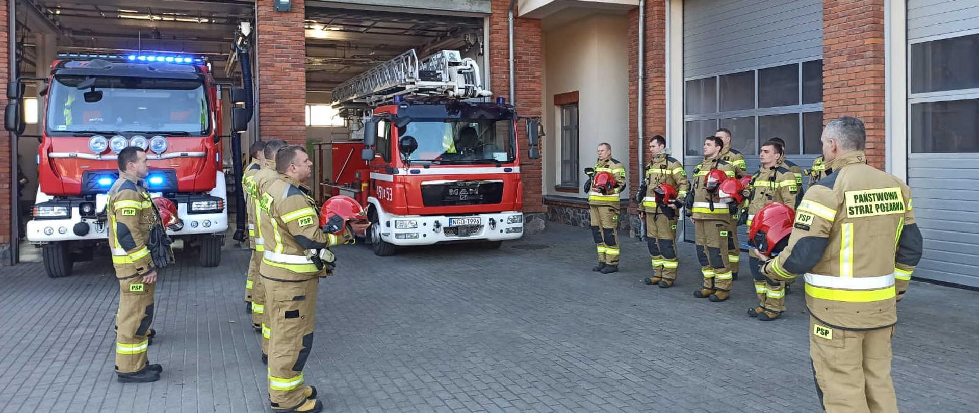 Strażacy Państwowej Straży Pożarnej powiatu gołdapskiego oddają honory bohaterskim strażakom z Ukrainy