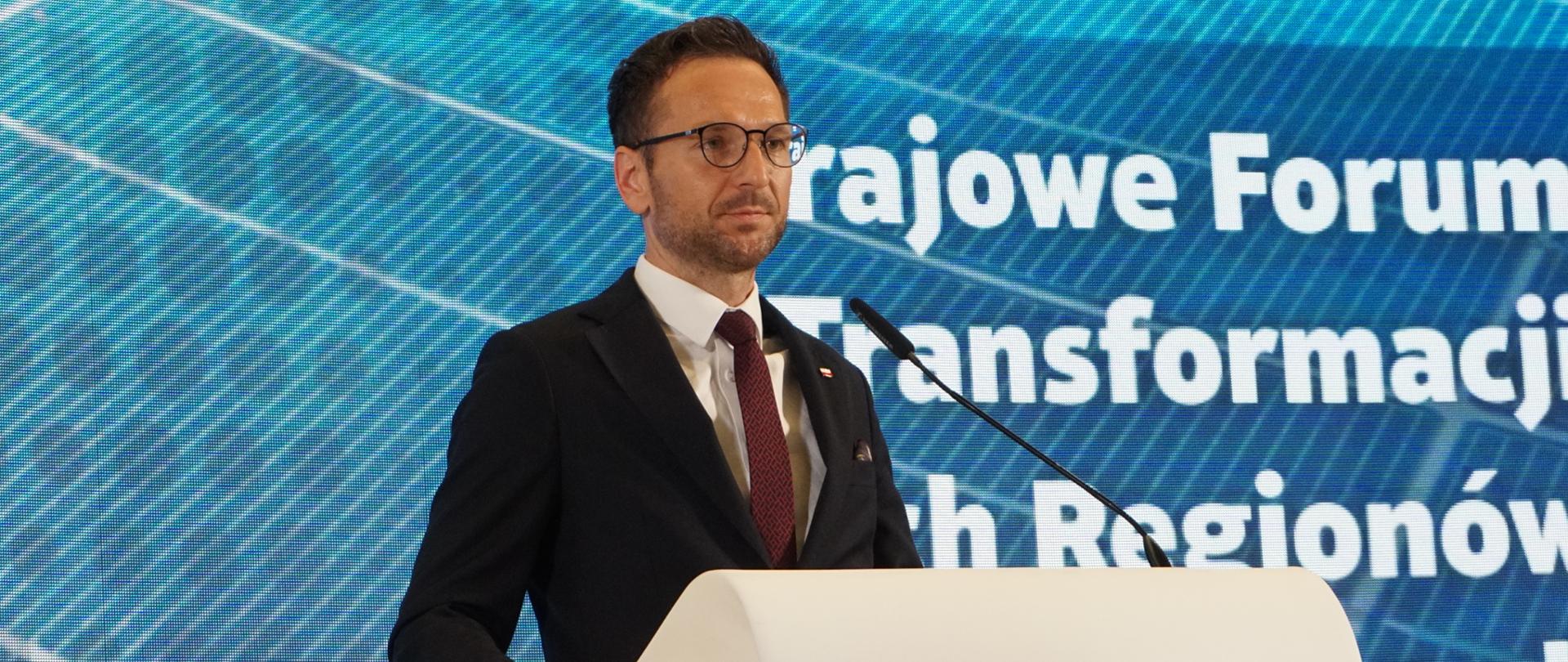 Na zdjęciu wiceminister Waldemar Buda w trakcie przemawiania na Krajowym Forum Transformacji Polskich Regionów Górniczych 