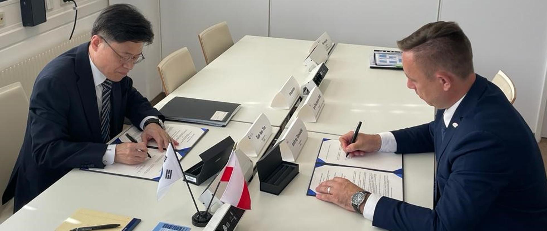 Gukhee YOO, przewodniczący Komisji Bezpieczeństwa Jądrowego Korei Południowej oraz Andrzej Głowacki, Prezes Państwowej Agencji Atomistyki podpisują porozumienie o współpracy
