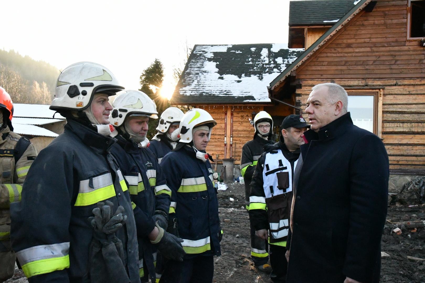 Wicepremier Jacek Sasin rozmawia ze strażakami.