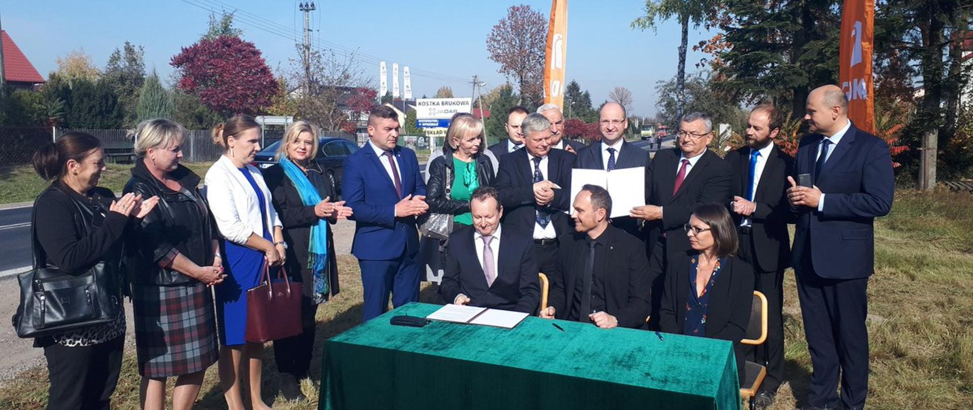 Podpisanie umowy na obwodnicę Iłży przy udziale ministra infrastruktury Andrzeja Adamczyka
