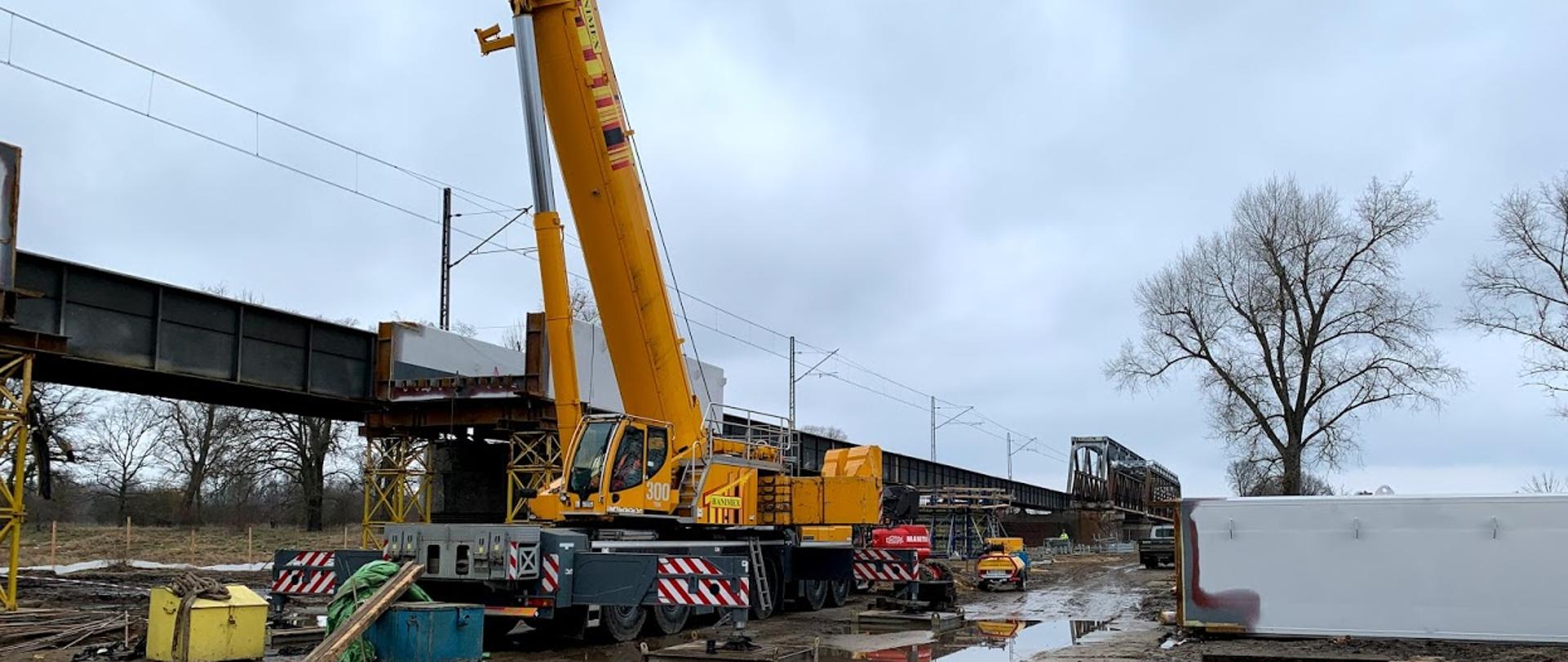 Dźwig pracujący przy modernizacji mostu w Nietkowicach
