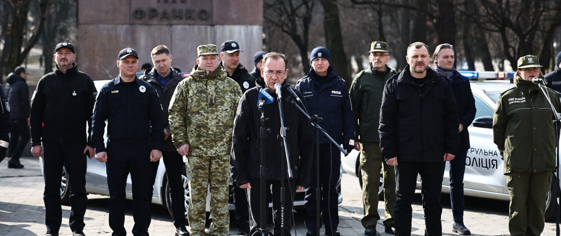 Przekazanie siedmiu pojazdów dla ukraińskiej Policji – wydarzenie z udziałem ministra Mariusza Kamińskiego we Lwowie