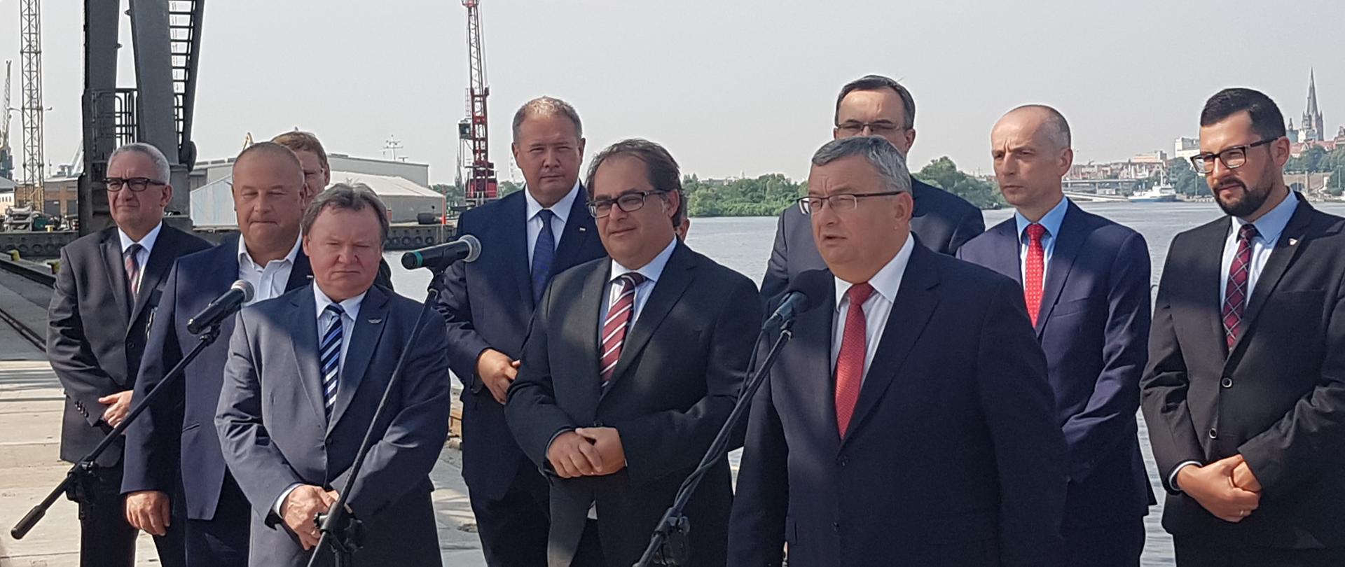 Minister Andrzej Adamczyk na konferencji prasowej z okazji podpisania umów na rozbudowę dostępu kolejowego w szczecińskim porcie