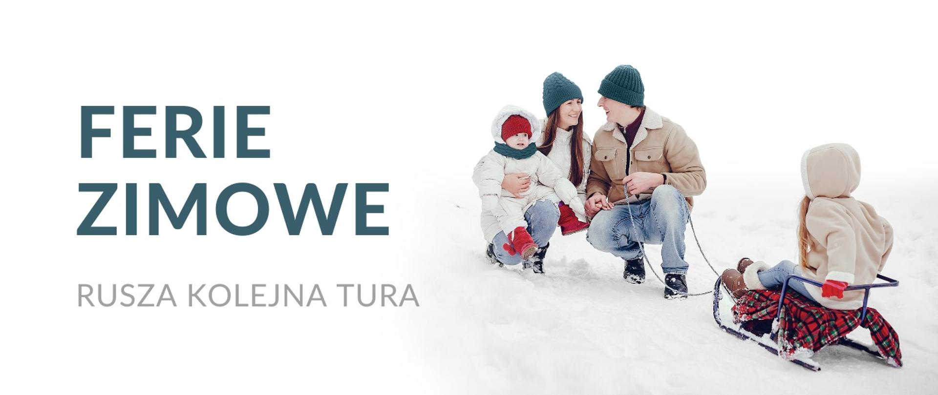 na planszy z lewej strony na białym tle napis Ferie zimowe i pod nim rusza kolejna tura. z prawej strony fotografia przedstawia rodzinę z dziećmi na śniegu i sankach. 