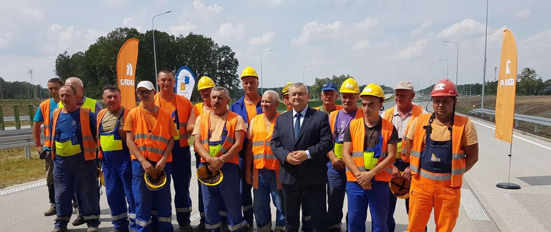 Minister infrastruktury Andrzej Adamczyk z wykonawcami odcinka drogi S17 