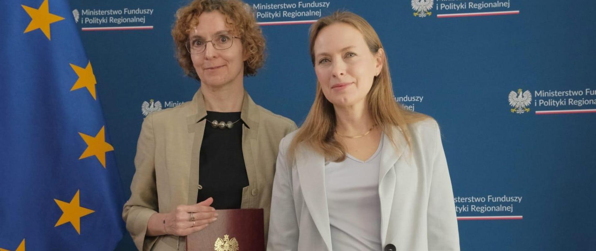 Dwie osoby stoją obok siebie. Pierwsza od prawej stoi minister Katarzyna Pełczyńska-Nałęcz. 