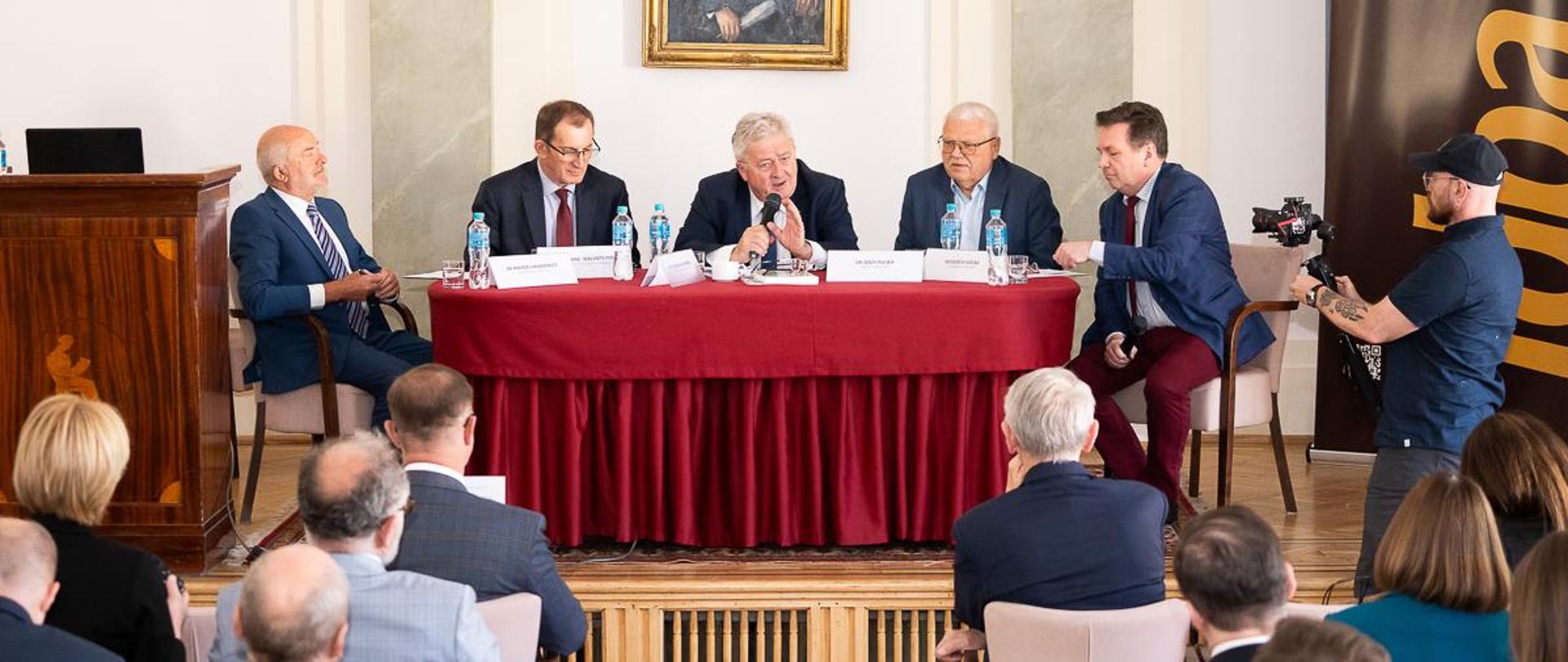Minister Czesław Siekierski zabiera głos podczas debaty (fot. MRiRW)