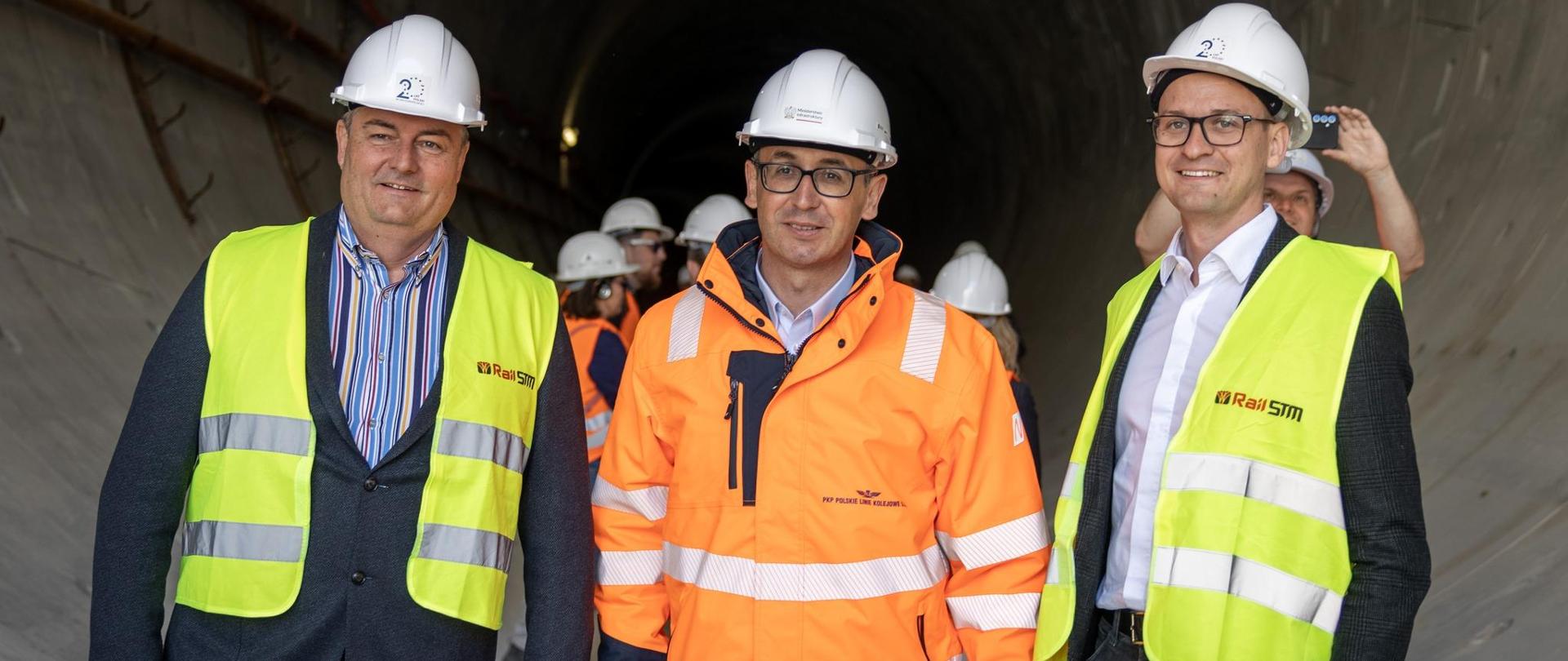 Minister infrastruktury Dariusz Klimczak podczas wizyty na budowie średnicowego tunelu kolejowego w Łodzi