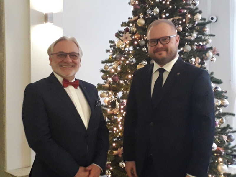 Ministrowie stoją na tle choinki