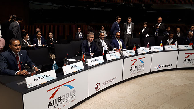 Minister Nowak wśród innych uczestników spotkania Rady Gubernatorów Azjatyckiego Banku Inwestycji Infrastrukturalnych